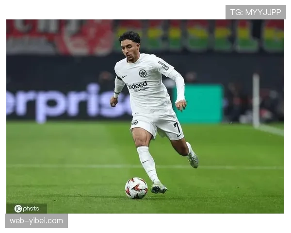 法兰克福前锋马尔穆什点球击中横梁，错失反超比分良机