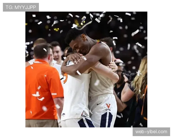 终场哨响，里昂球员拥抱庆祝终结九场不胜阴霾